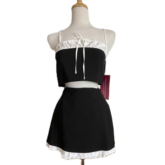 Flirty and Fun Black Bandeau & Mini Skirt With White Trim  Built-In Shorts Set L - Picture 2 of 10